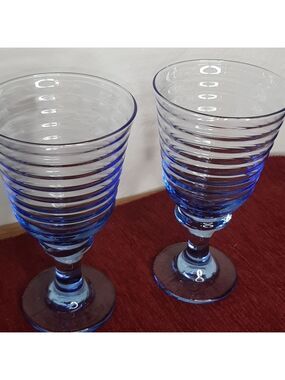 Vintage wine glasses × 2